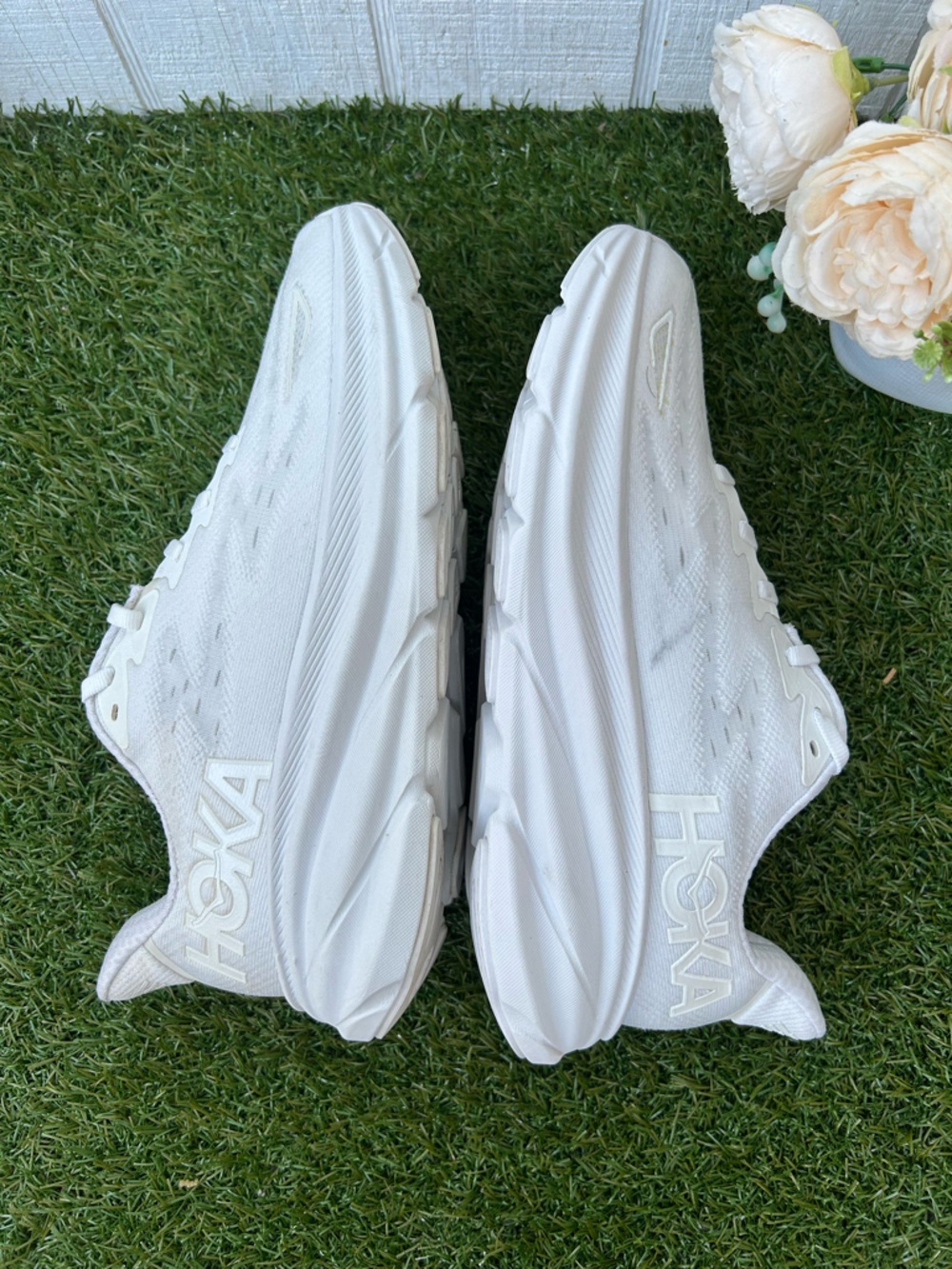 HOKA Clifton 9 EVERYDAY RUNNING women Shoes
size 7.5 White / White gently used - Picture 13 of 16
